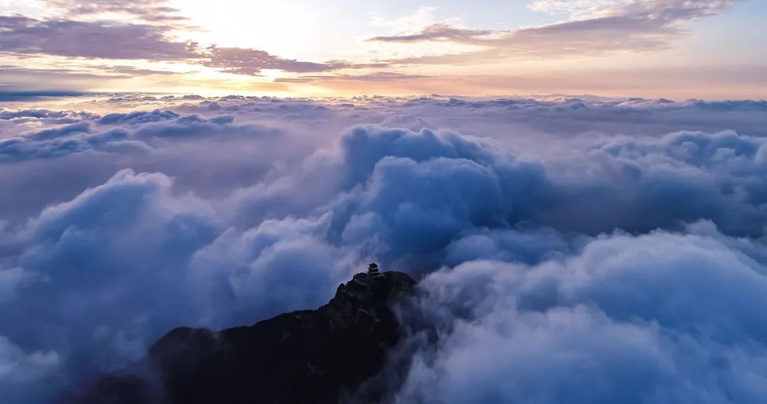 “君子退隐。天下有山，遁。君子以远小人，不恶而严。”.jpg