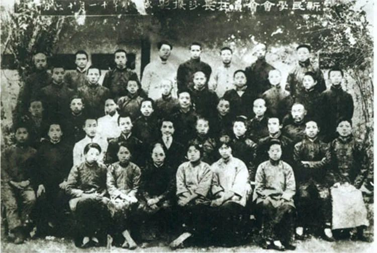 1919年11月，毛泽东与新民学会会员在长沙周南女校合影。第五排右五为毛泽东.jpg