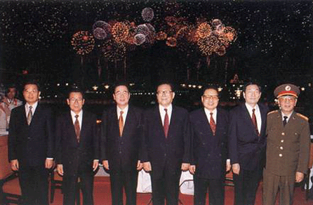 1992年10月19日，新当选的中共中央政治局常委江泽民、李鹏、乔石、李瑞环、朱镕基、刘华清、胡锦涛会见中外记者.gif